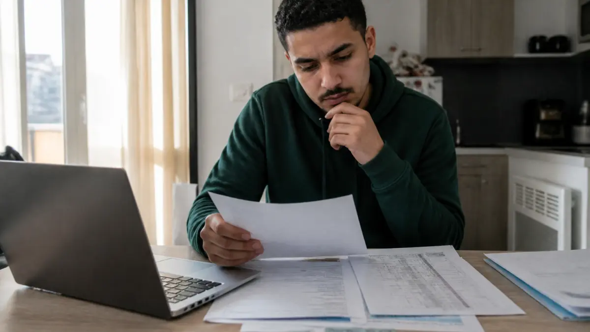 Auto-entrepreneur sans-papiers : comprendre pourquoi l'obtention d'un SIRET ne permet pas la régularisation