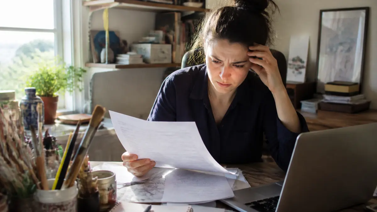 Artiste-auteur sans revenus : solutions concrètes pour éviter les sanctions administratives